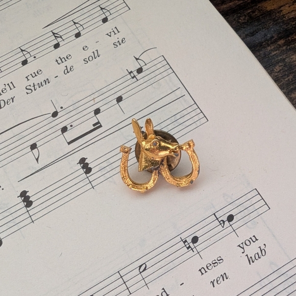 Gold Horse Head Brooch - Picture 3 of 7